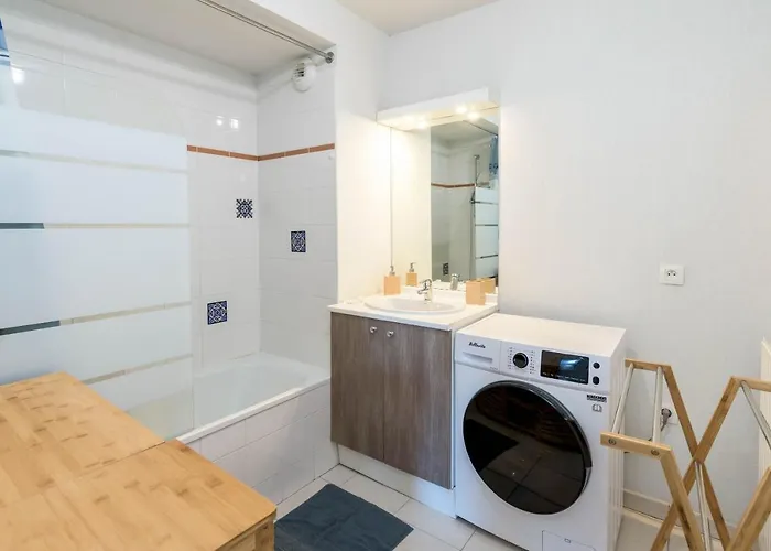 La Loge Du Minotaure, Parking Et Bureaux *